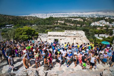  Atina, Yunanistan-20 Haziran 2016: Atina, Yunanistan 'daki ünlü Akropolis' in Propilaea 'sı. Akropolis 'in bu girişi Atina' nın başlıca turistik merkezlerinden biridir. İnsanlar Atina 'daki antik Yunan kalıntılarını ziyaret ettiler.