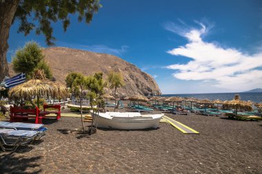 Santorini 'deki siyah kumlu plaja izin verin. Yunanistan.