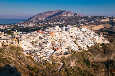 Santorini Island, Yunanistan ile tipik beyaz Yunan Imerovigli köy görünümünü evler.