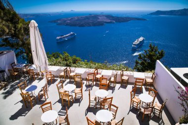 Yunanistan 'ın Santorini adasındaki Thira' da balkondan yolcu gemileri