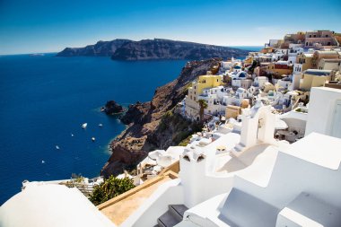 Yunanistan 'ın Santorini adasındaki güneşli bir günde Oia köyünden panoramik manzara