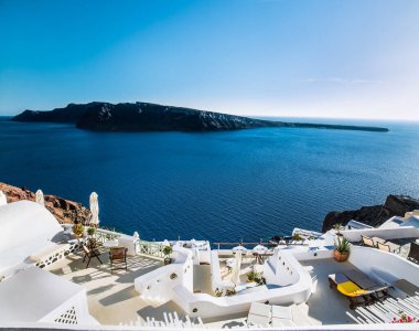 Yunanistan 'ın Santorini adasında güneşli bir günde Oia köyü