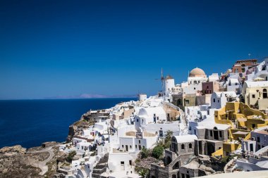 Güneşli bir günde Oia köyünde panoramik manzara, Santorini Adası, Yunanistan