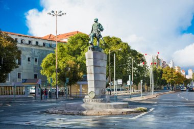 Lizbon, Portekiz 'deki Placa de Chile' de Fernao de Magalhaes heykeli.