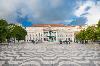 LISBON, PORTUGAL - OCT 30, 2018: Lisboa, Portekiz 'deki popüler Rossio Meydanı' nda (Pedro IV. 