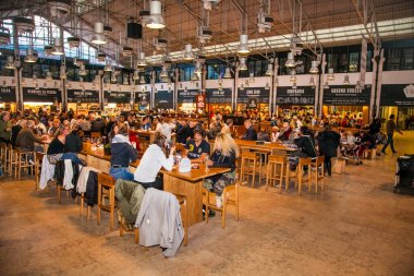 LISBON, PORTUGAL - OCT 30, 2018, 2018: insanlar Lizbon, Portekiz 'deki Zaman Aşımı Pazarı' nda yemek yiyor. Zaman aşımı Pazarı Lizbon 'daki en iyi restoranları bir araya getirmek için eşsiz bir girişim..