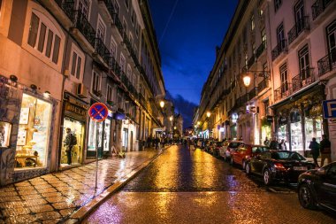  Lizbon, Portekiz. 31 Ekim 2018. Dar Lisbons caddesinin güzel gece manzarası. Portekiz.