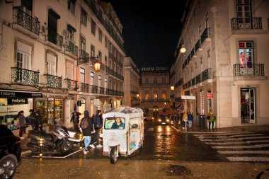  Lizbon, Portekiz. 31 Ekim 2018. Dar Lisbons caddesinin güzel gece manzarası. Portekiz.