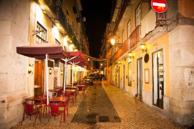 Dar Lisbons caddesinin güzel gece manzarası. Portekiz.