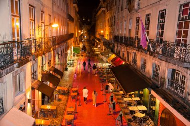 Lizbon, Portekiz - 30 Ekim 2018: Lizbon, Portekiz şehir merkezindeki sokak kafesi ve restoranlar.