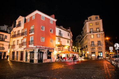 Lizbon, Portekiz - 30 Ekim 2018: Lizbon, Portekiz şehir merkezindeki sokak kafesi ve restoranlar.