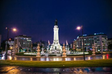 Lizbon, Portekiz - 31 Ekim 2018: Lizbon, Portekiz 'deki Pombal Meydanı kavşağında Sebastiao Jose de Carvalho e Melo anıtı.