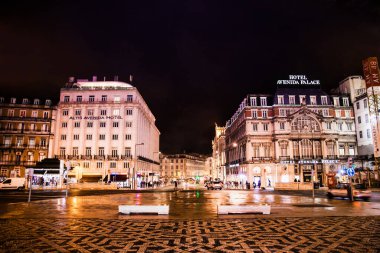  Lizbon, Portekiz. 31 Ekim 2018. Lizbon şehrinin güzel gece manzarası. Dar sokakla birleştirilmiş ana meydan. Portekiz.