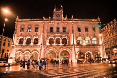 Lizbon, Portekiz-30 Ekim 2018: Tarihi Rossio istasyonunun geceleyin dış görünüşü, Lizbon, Portekiz