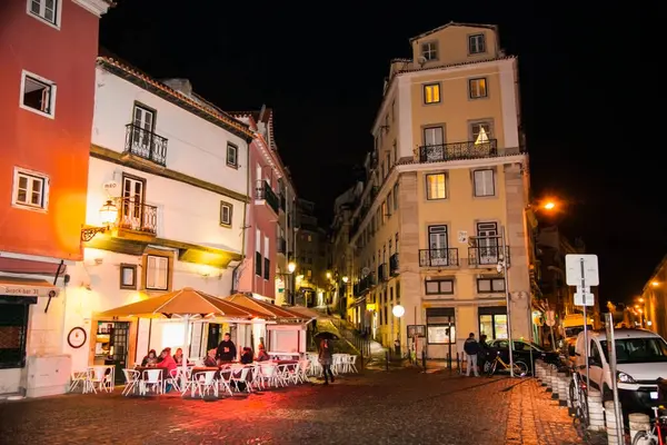 Lizbon, Portekiz - 30 Ekim 2018: Lizbon, Portekiz şehir merkezindeki sokak kafesi ve restoranlar.