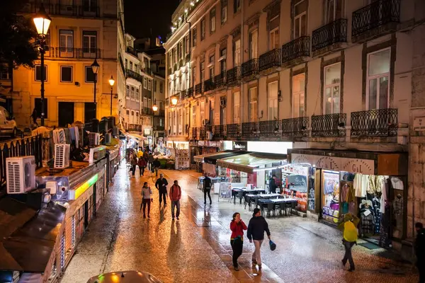 Lizbon, Portekiz - 30 Ekim 2018: Lizbon, Portekiz şehir merkezindeki sokak kafesi ve restoranlar.