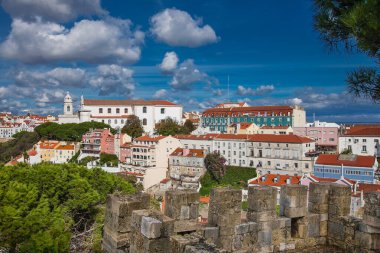 Lizbon 'un kiliseli eski kasaba merkezinin havadan görüntüsü. Portekiz.