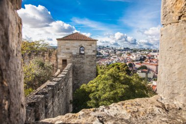 Pencereden Sao Jorge Kalesi 'ne ve Lizbon, Portekiz manzarasına bakın..