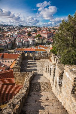  Lizbon 'un eski şehir merkezinin havadan görünüşü, Sao Jorge kalesinden ana caddeleri gösteriyor. Portekiz.