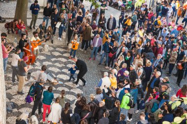 Lizbon, Portekiz- 1 Kasım 2018: Bir grup müzisyen Lizbon, Portekiz 'deki eski Sao Jorge kalesinde müzik çalıyorlar.