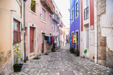 Portekiz 'in başkenti Lisboa' nın geleneksel eski bölgesinin dar sokakları.