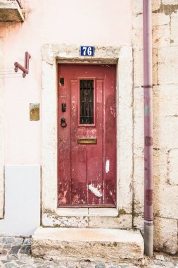 Lizbon, Portekiz- 1 Kasım 2018: Lizbon, Portekiz 'deki tarihi köşkün eski evindeki evin giriş kapısı. 