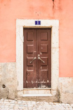 Lizbon, Portekiz- 1 Kasım 2018: Lizbon, Portekiz 'deki tarihi köşkün eski evindeki evin giriş kapısı. 