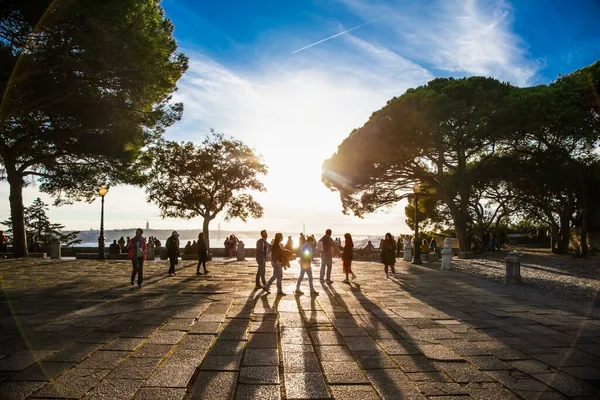 Lizbon, Portekiz- 1 Kasım 2018. Lizbon, Portekiz 'de güneşli bir günde Sao Jorge Kalesi' nin duvarları içinde..