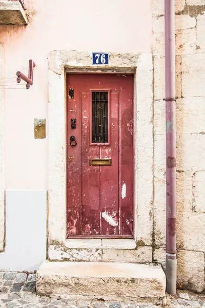 Lizbon, Portekiz- 1 Kasım 2018: Lizbon, Portekiz 'deki tarihi köşkün eski evindeki evin giriş kapısı. 