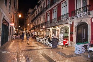 Lizbon, Portekiz - 30 Ekim 2018: Lizbon, Portekiz şehir merkezindeki sokak kafesi ve restoranlar.