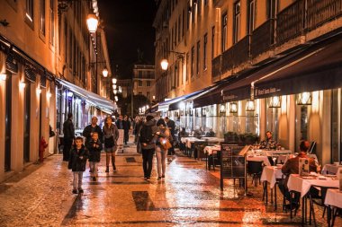 Lizbon, Portekiz - 30 Ekim 2018: Lizbon, Portekiz şehir merkezindeki sokak kafesi ve restoranlar.