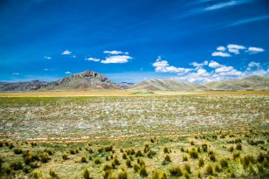 Puno ve Cosco, Peru arasındaki yolda çok güzel manzaralar var. Güney Amerika. 