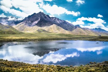 Puno ve Cosco, Peru arasındaki yolda çok güzel manzaralar var. Güney Amerika. 