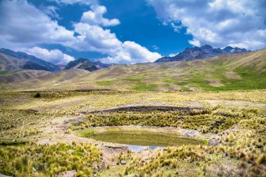 Puno ve Cosco, Peru arasındaki yolda çok güzel manzaralar var. Güney Amerika. 