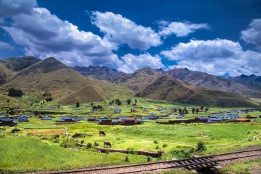 Puno ve Cosco, Peru arasındaki yolda çok güzel manzaralar var. Güney Amerika. 