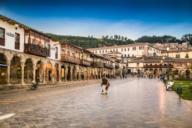Cusco, Peru - 6 Ocak 2019: Plaza de Armas Meydanı 'ndaki Tarihi Koloni Binaları Gece Birçok Ziyaretçiyle, Cusco, Peru, Güney Amerika, 