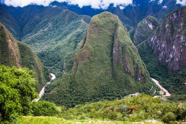Machu Picchu Pueblo ya da Peru 'nun Aguas Calientes kenti yakınlarındaki Urubamba Nehri kanyonu. Güney Amerika. 
