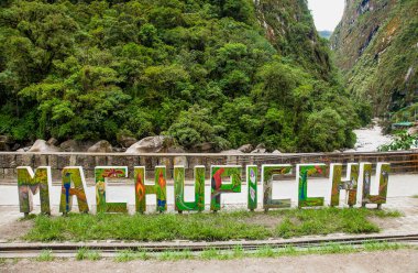 Machu Picchu Pueblo, Peru - 8 Ocak 2019: Machupicchu Pueblo veya Aguas Calientes 'in yol kenarında Urubamba nehri, Peru,