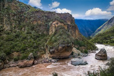 Urubamba nehri akıntısı ve arkada Machu Picchu Pueblo, kutsal vadi, Cusco bölgesi, Peru.