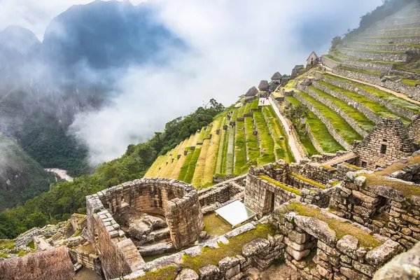 Machu Picchu Pueblo, Peru - 7 Ocak 2019: Peru 'daki Machu Picchu antik kentinde panoramik manzara. Güney Amerika.