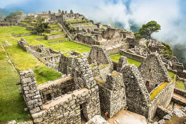 Machu Picchu Pueblo, Peru - 7 Ocak 2019: Peru 'daki Machu Picchu antik kentinde panoramik manzara. Güney Amerika.