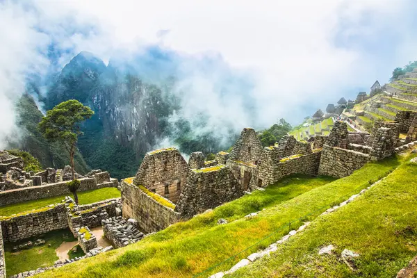 Machu Picchu Pueblo, Peru - 7 Ocak 2019: Peru 'daki Machu Picchu antik kentinde panoramik manzara. Güney Amerika.