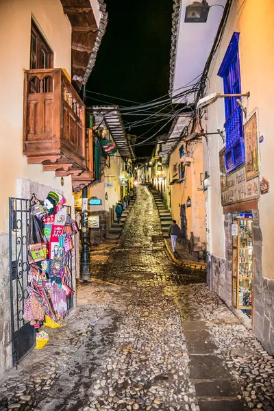 Cusco, Peru - 6 Ocak 2019: Plaza de Armas Meydanı 'ndaki Tarihi Koloni Binaları Gece Birçok Ziyaretçiyle, Cusco, Peru, Güney Amerika, 