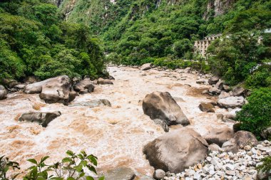Urubamba nehri akıntısı ve arkada Machu Picchu Pueblo, kutsal vadi, Cusco bölgesi, Peru.