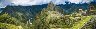 Machu Picchu Pueblo, Peru - 7 Ocak 2019: Peru 'daki Machu Picchu antik kentinde panoramik manzara. Güney Amerika.