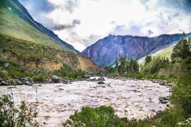 Urubamba nehri akıntısı ve arkada Machu Picchu Pueblo, kutsal vadi, Cusco bölgesi, Peru.