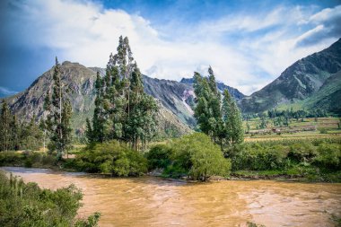 Urubamba nehri akıntısı ve arkada Machu Picchu Pueblo, kutsal vadi, Cusco bölgesi, Peru.