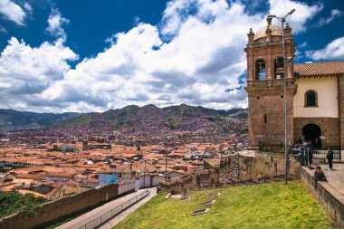 Cusco, Peru - 9 Ocak 2019 San Cristobal Kilisesi Cusco şehri panoramik manzaralı, Peru.