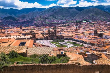 Cusco 'daki Plaza de Armas' ın güzel panoramik manzarası. Peru. 