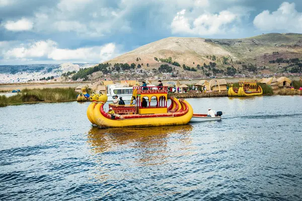 Uros, Peru - 5 Ocak 2019. Güney Amerika, Peru, Puno 'daki Titicaca gölünde yüzen Uros adaları.